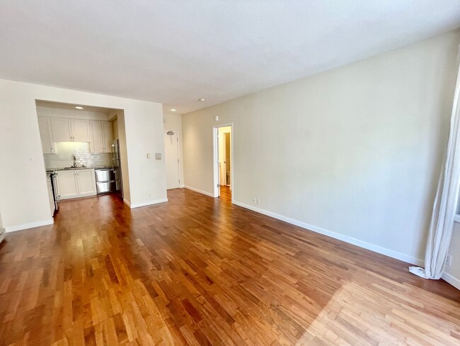 Building Photo - Contemporary, Light Filled Condo w/Garage ...