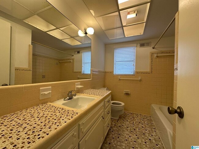 Building Photo - 1834 MONTCLAIR LANE C