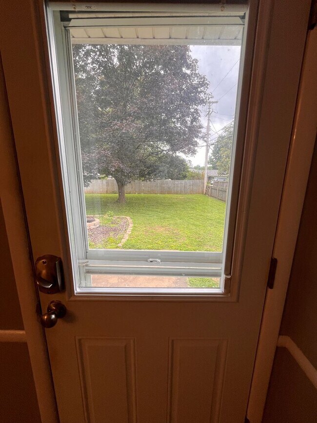 Building Photo - Upgraded 3 bed 2 bath large backyard
