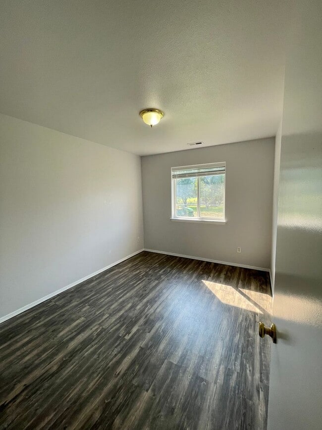 Building Photo - 1606 E Best Ave