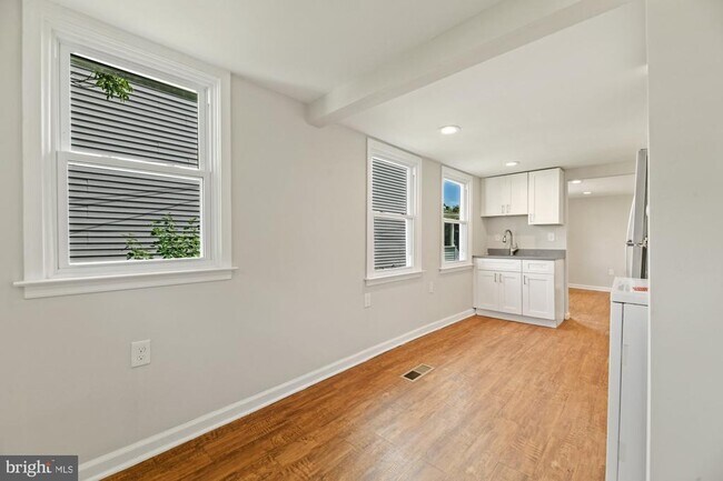 Building Photo - 240 Riverview Ave