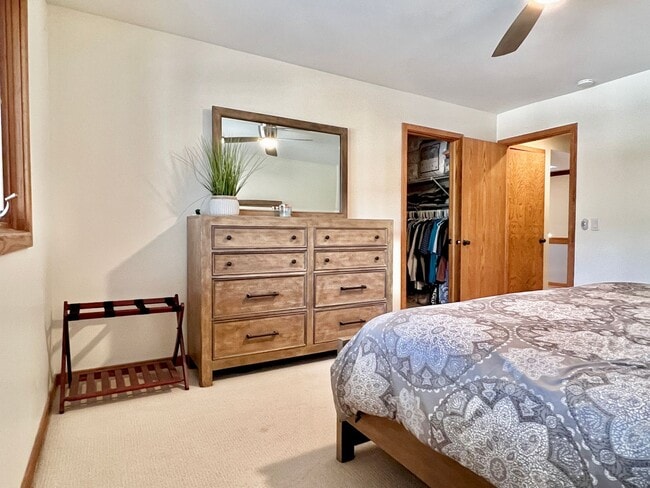 Building Photo - 6245 Summit Ct
