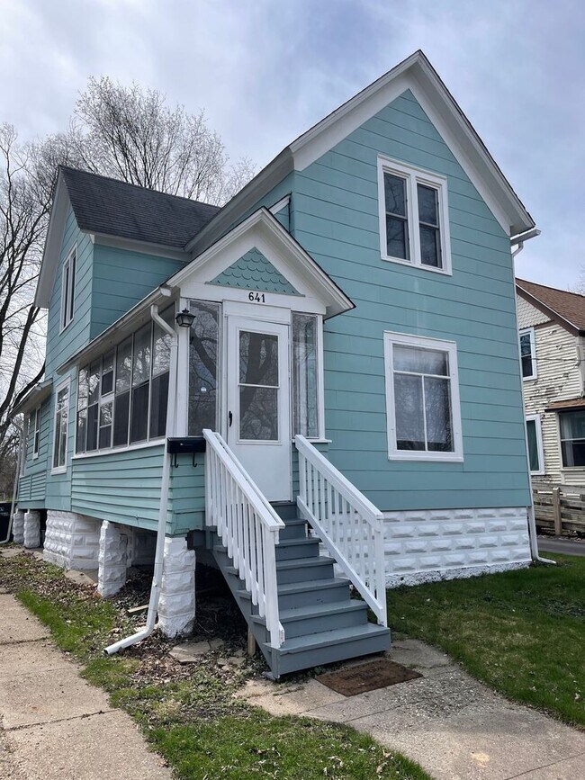 Building Photo - Three Bedroom Home in Kalamazoo