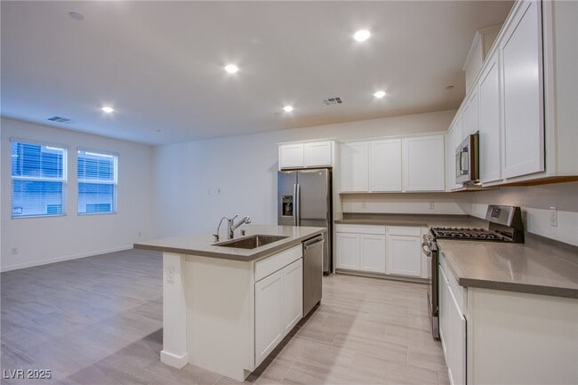 Building Photo - 139 Aqua Cmns