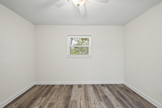 Building Photo - "Charming 2-Bedroom Townhouse Retreat with...