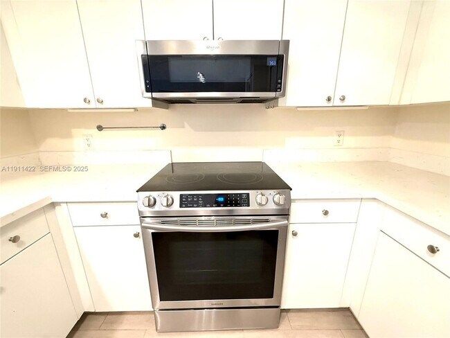 Building Photo - 2039 SE 10th Ave