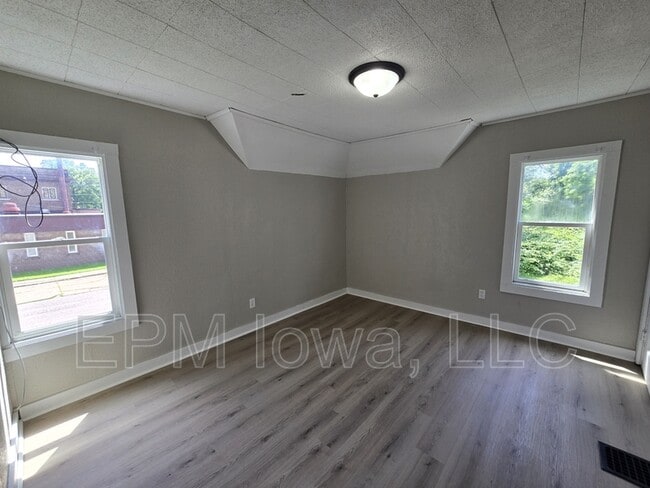 Building Photo - 122 Newell St
