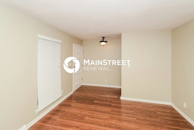Building Photo - 3 Bedroom Pet-Friendly Home in Center Poin...