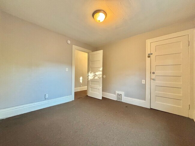 Building Photo - 215-217 Cedarwood Terrace