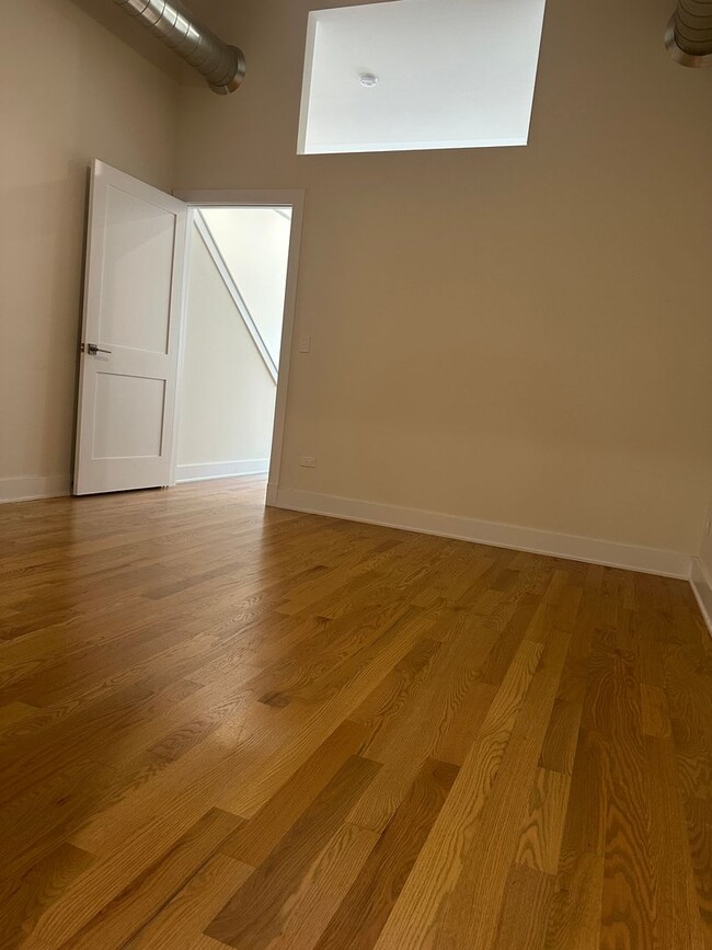 Building Photo - Beautiful 3 Bed 2 Bath Duplex unit in Heart of Lincoln Square