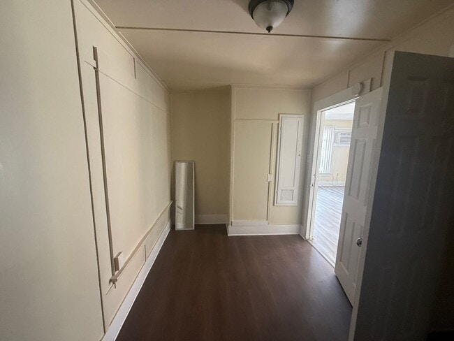 Building Photo - 2 Bedroom 1 Bath in East Hemet!