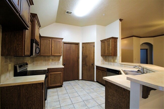Building Photo - Gorgeous 4 Bed 2 Bath in Gated Community