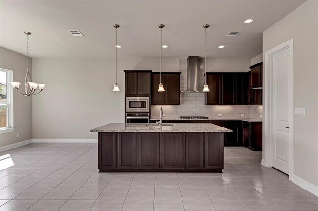 Building Photo - 3901 Tavarez St