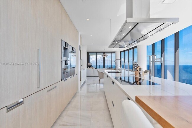 Building Photo - 15701 Collins Ave