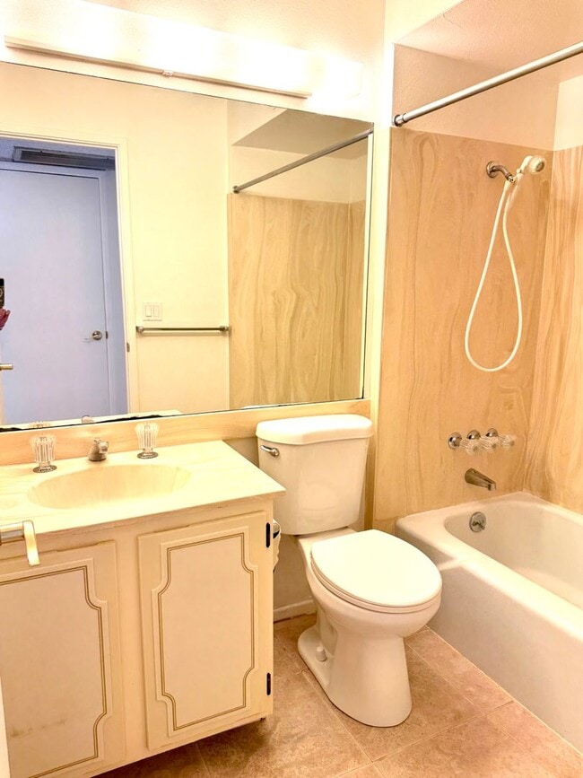 Building Photo - Eastside Townhome