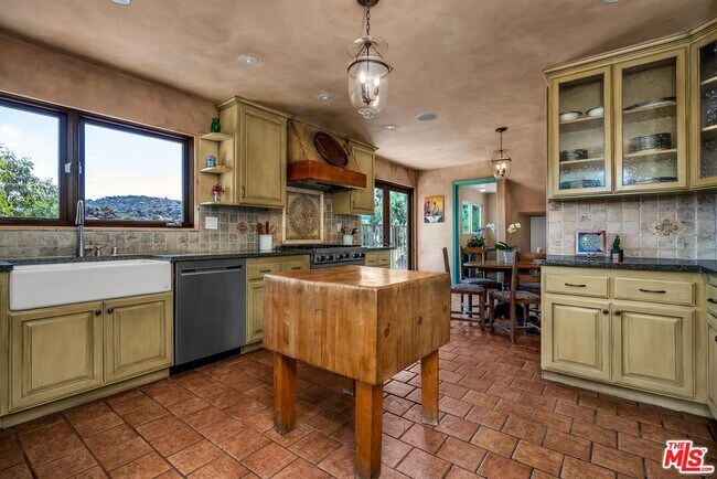 Building Photo - 4557 Saltillo St