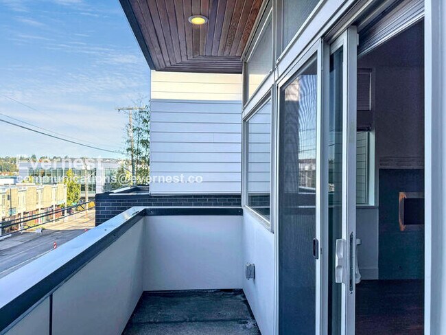 Building Photo - 2618 Eastlake Ave E