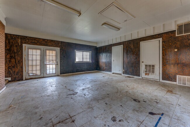 Building Photo - 121 W Pecan St