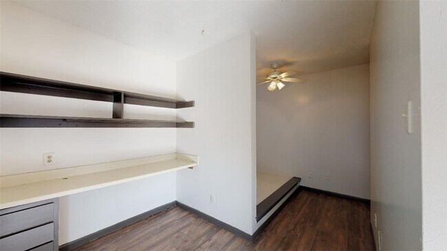 Building Photo - 725 Peppertree Dr