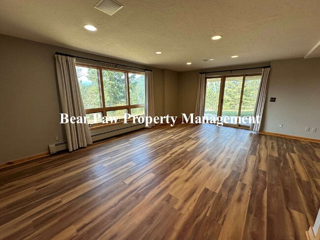 Building Photo - Mountain Retreat!!