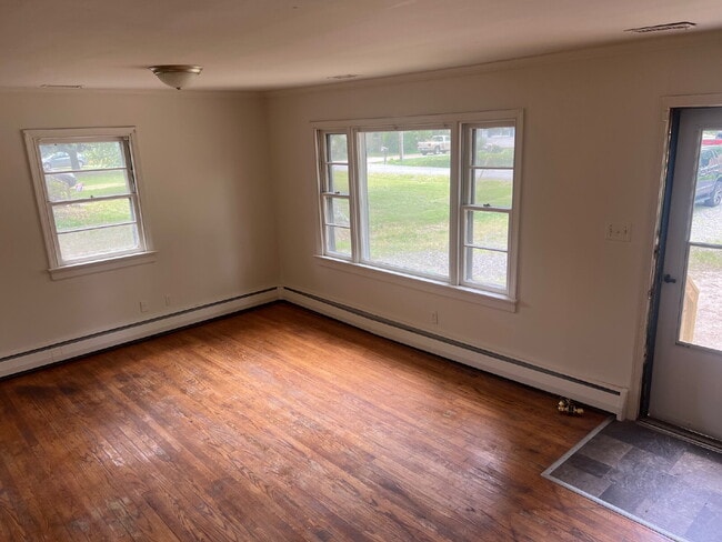 Building Photo - 3 Bedroom Rancher on Spacious Lot