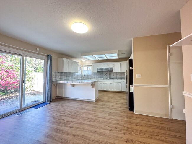 Building Photo - 1727 Coralee Dr