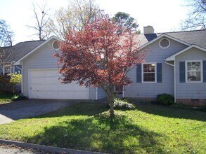 Building Photo - 3 bed, 2 bath, 2 car garage ranch style home with fenced yard.