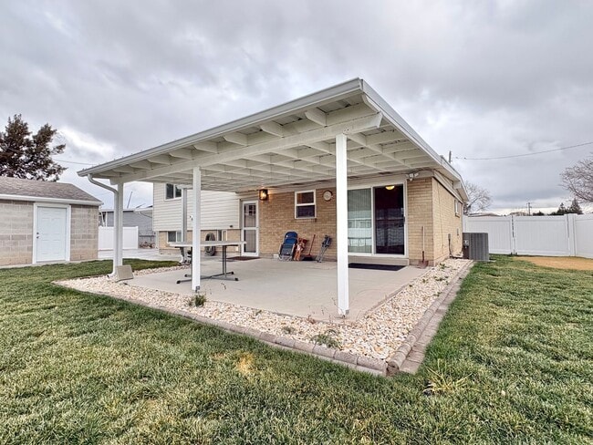 Building Photo - Renovated 3 Bed Home with Huge Yard & 2-Car Garage