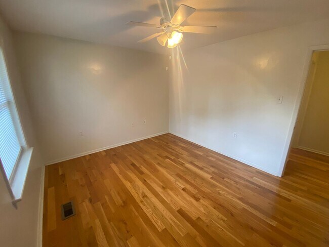 Building Photo - Adorable Townhouse with All Appliances Nea...