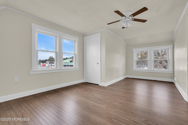 Building Photo - 2061 Lakewood Rd