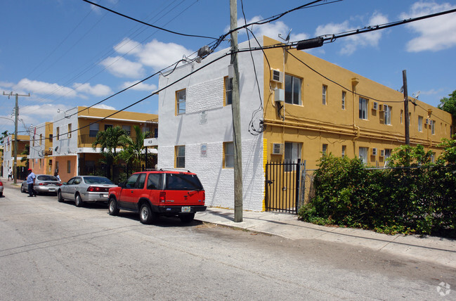 Building Photo - Downtown Villas