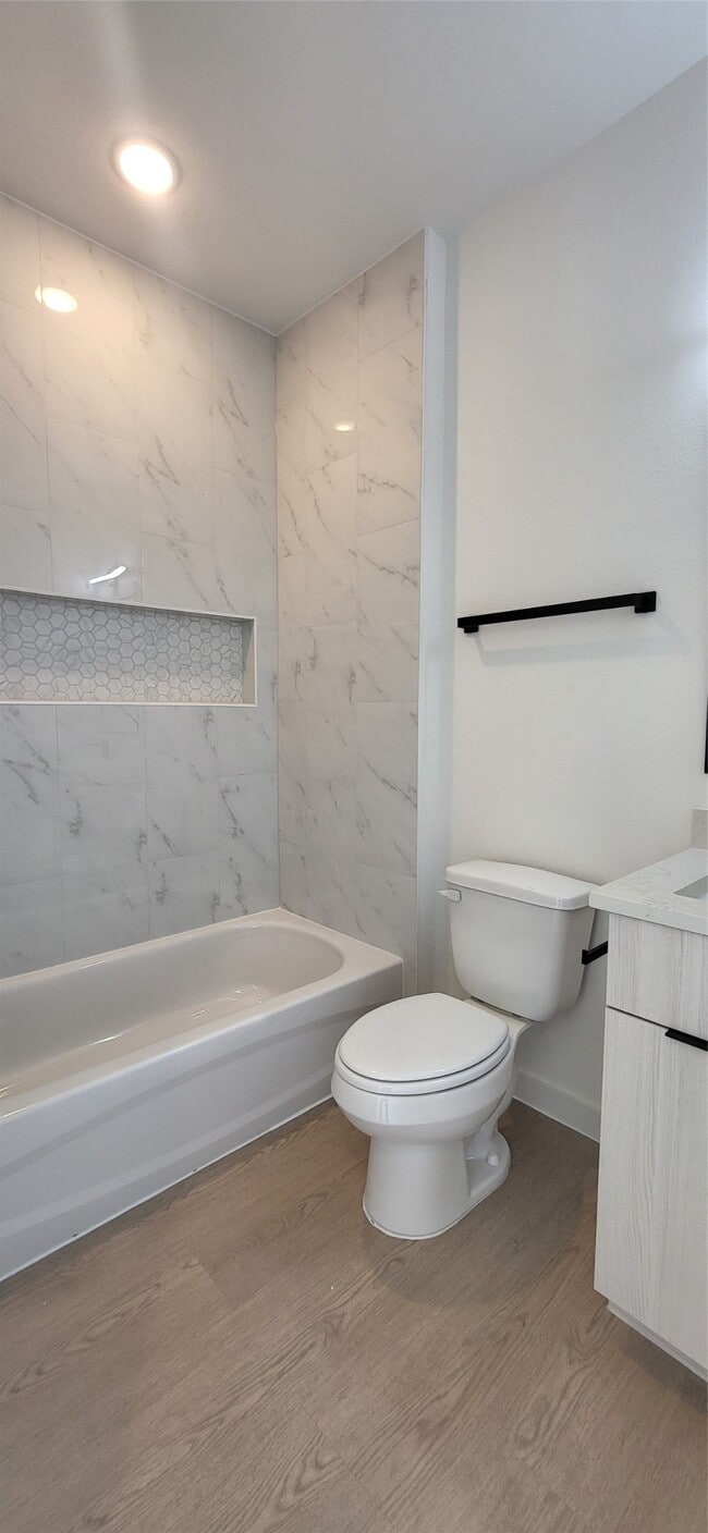 Building Photo - 1033 North Ln