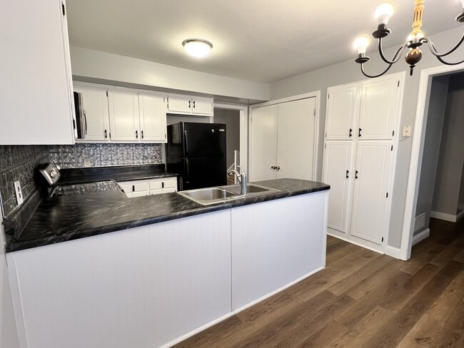 Building Photo - 303 E Montcastle Dr