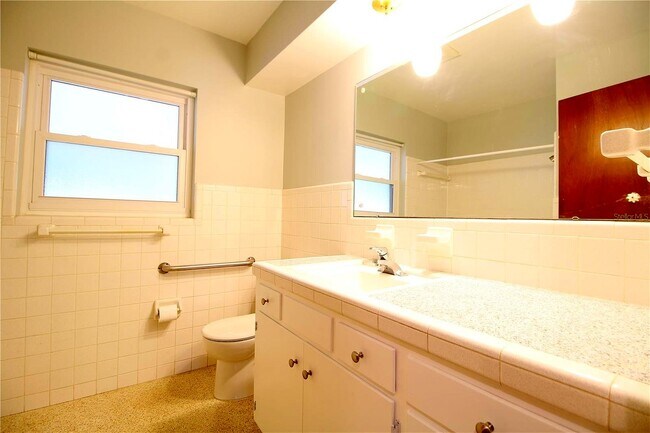 Building Photo - 1001 Brookside Dr
