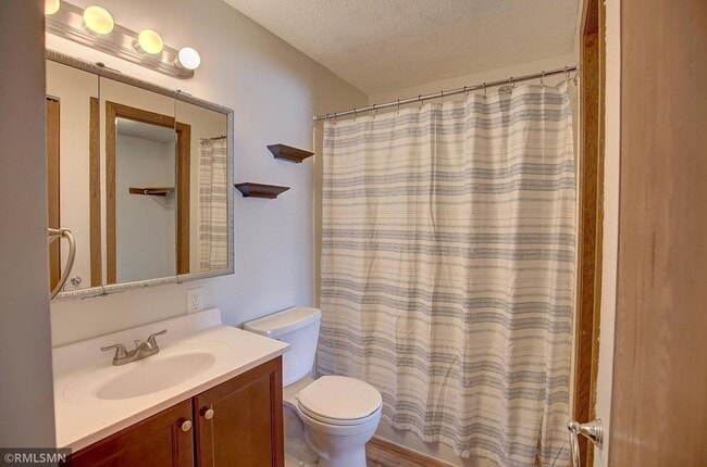 Building Photo - Spacious 2 bedroom, 1 Bath Condo in the Co...