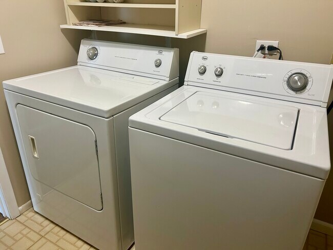 Building Photo - 28 Regent Cir