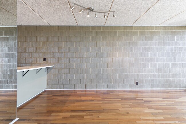 Building Photo - 1 Kelton Ct