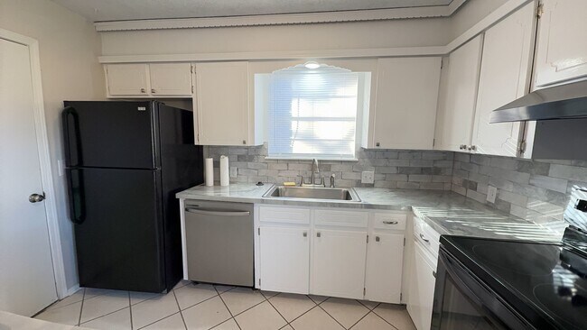 Building Photo - Cozy up this New Year in your new 2 bed/1bath home!