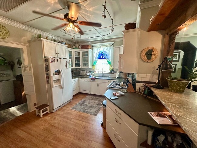 Building Photo - Completely Remodeled, Charming Victorian i...