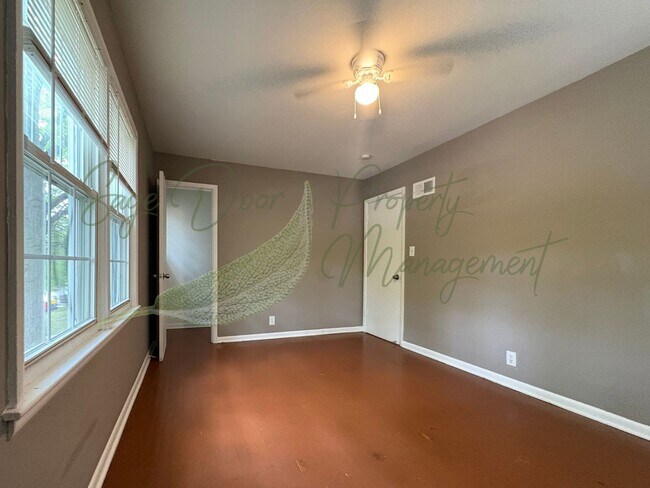 Building Photo - DUPLEX IN INDEPENDENCE