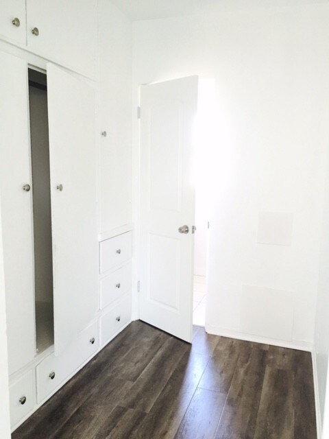Building Photo - 1429 W 64th St