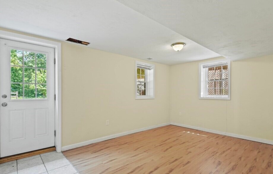 Building Photo - 27 Pine St