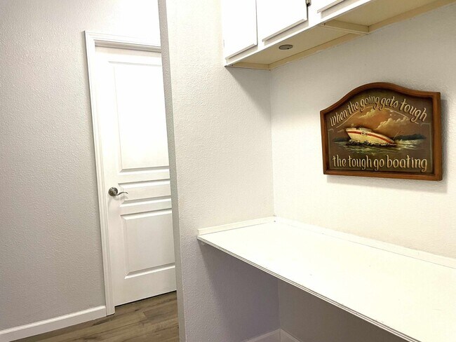 Building Photo - 3 bedroom, 3 bath unfurnished or furnished...
