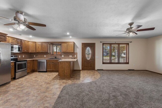 Building Photo - 112 N 5th St