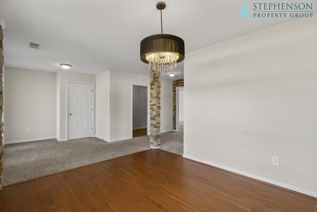 Building Photo - Freshly Remodeled 5 Bedroom with Primary B...
