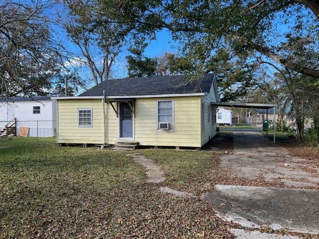Building Photo - 2 Bedroom 1 Bathroom Home in quiet neighbo...