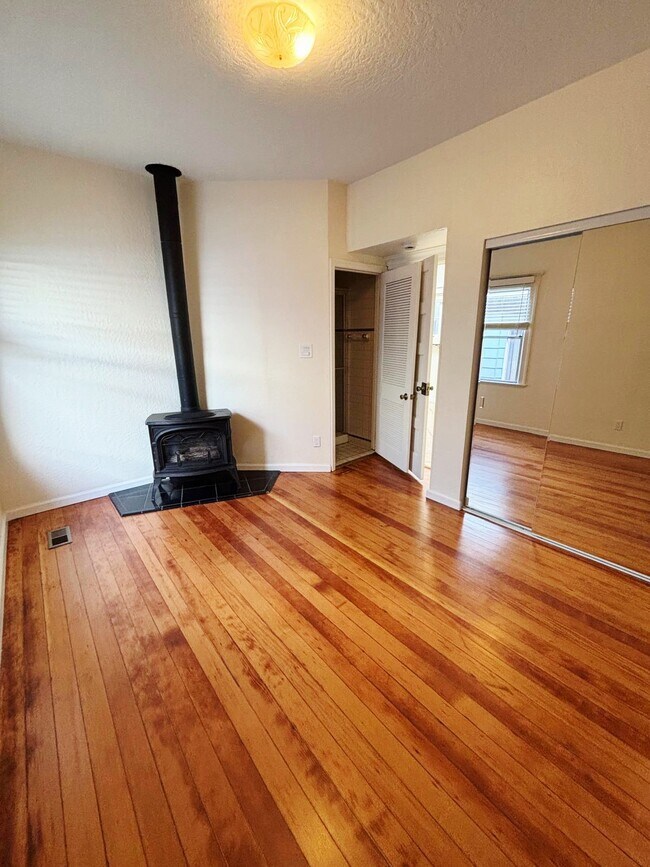 Building Photo - 823 Apgar St
