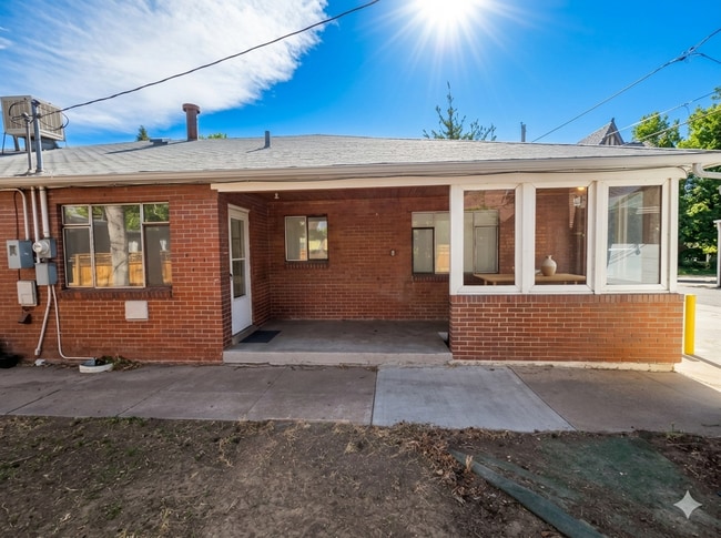 Building Photo - Spacious 2 Bedroom with Large Living Room and Separate Dining Area – Over 1,100 Sq Ft