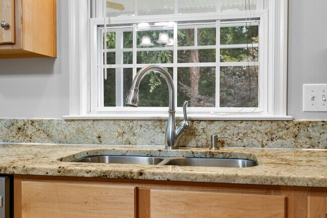 Building Photo - HAMPTON PARK - Pristine 4-5 bedroom home a...