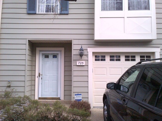 Building Photo - 725 Twin Holly Ln